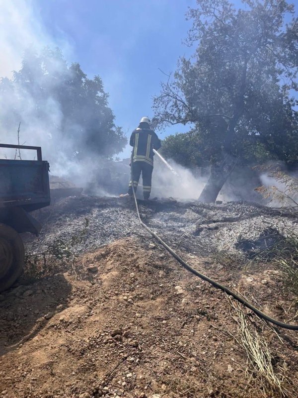 Altınözü’nde bahçede çıkan yangın römorka sıçradı (Fotoğraflı) İlayda Korkmaz HATAY (İHA) - Hatay’da bahçede çıkarak römorka sıçrayan yangın büyümeden itfaiye ekipleri tarafından söndürüldü. Yangın; Altınözü ilçesi Çetenli Mahallesinde meydana geldi. Bahçede başlayan yangında alevler römorka sıçradı. Alevler, itfaiye ekiplerinin hızlı müdahalesiyle büyümeden kontrol altına alındı. Bölgede soğutma çalışmaları gerçekleştirildi.
