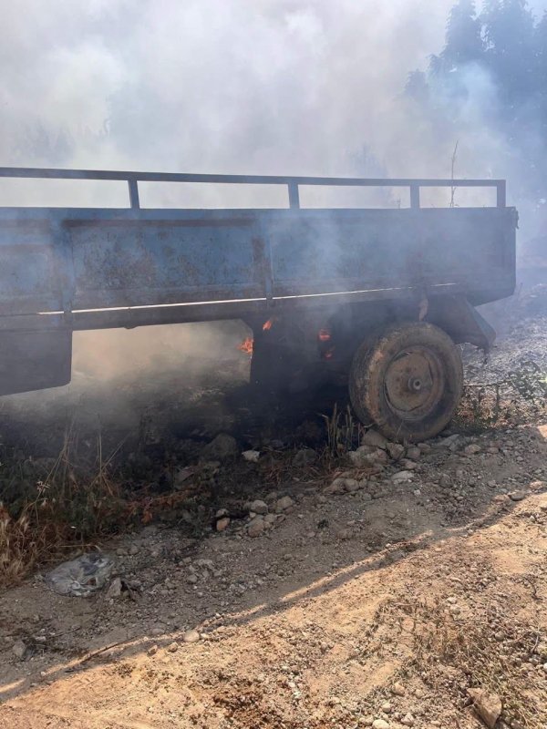 Altınözü’nde bahçede çıkan yangın römorka sıçradı (Fotoğraflı) İlayda Korkmaz HATAY (İHA) - Hatay’da bahçede çıkarak römorka sıçrayan yangın büyümeden itfaiye ekipleri tarafından söndürüldü. Yangın; Altınözü ilçesi Çetenli Mahallesinde meydana geldi. Bahçede başlayan yangında alevler römorka sıçradı. Alevler, itfaiye ekiplerinin hızlı müdahalesiyle büyümeden kontrol altına alındı. Bölgede soğutma çalışmaları gerçekleştirildi.