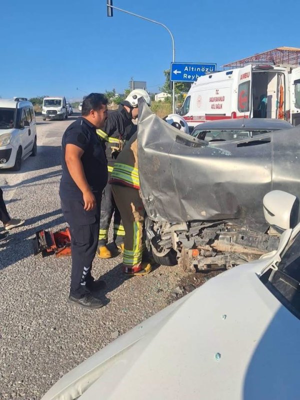 Altınözü’nde trafik kazası:2 yaralı (Fotoğraflı) İlayda Korkmaz HATAY (İHA) - Hatay’ın Altınözü ilçesinde 2 otomobilin çarpışmasıyla yaşanan kazada 2 kişi yaralandı. Kaza; Altınözü ilçesi Sofular Mahallesinde meydana geldi. 2 otomobilin çarpışmasıyla yaşanan trafik kazasında yaralanan iki kişi, ekiplerin müdahalesiyle araçtan çıkarılarak sağlık ekiplerine teslim edildi. Olay yerinde gerekli emniyet tedbirleri alınırken, kazayla ilgili inceleme başlatıldı.