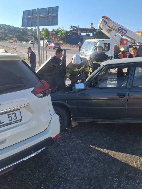 Altınözü’nde trafik kazası:2 yaralı (Fotoğraflı) İlayda Korkmaz HATAY (İHA) - Hatay’ın Altınözü ilçesinde 2 otomobilin çarpışmasıyla yaşanan kazada 2 kişi yaralandı. Kaza; Altınözü ilçesi Sofular Mahallesinde meydana geldi. 2 otomobilin çarpışmasıyla yaşanan trafik kazasında yaralanan iki kişi, ekiplerin müdahalesiyle araçtan çıkarılarak sağlık ekiplerine teslim edildi. Olay yerinde gerekli emniyet tedbirleri alınırken, kazayla ilgili inceleme başlatıldı.