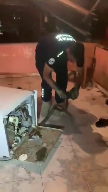 Bulaşık makinesine giren 2 metrelik karayılanı itfaiye çıkardı (Fotoğraflı) Esma Kural HATAY (İHA) - Hatay’da bulaşık makinesine giren ve paniğe neden olan 2 metrelik karayılan itfaiye ekipleri tarafından çıkarıldı. Dörtyol ilçesinde bulunan bir evde bulaşık makinesine yılan girdi. Durum karşısında panik yaşayan ve yılanı kendi imkanlarıyla çıkaramayan vatandaşlar durumu itfaiye ekiplerine bildirdi. Yılan, itfaiye ekiplerinin uzun süren çalışmalarıyla özel aparat ve eldivenle çıkartıldı. 2 metre uzunluğunda olduğu görülen karayılan, zarar verilmeden çıkarılan yılan doğaya bırakıldı.