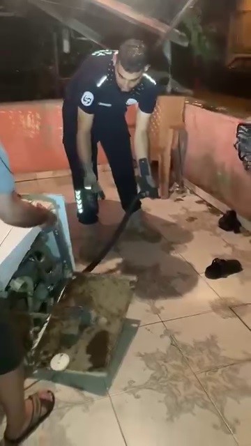 Bulaşık makinesine giren 2 metrelik karayılanı itfaiye çıkardı (Fotoğraflı) Esma Kural HATAY (İHA) - Hatay’da bulaşık makinesine giren ve paniğe neden olan 2 metrelik karayılan itfaiye ekipleri tarafından çıkarıldı. Dörtyol ilçesinde bulunan bir evde bulaşık makinesine yılan girdi. Durum karşısında panik yaşayan ve yılanı kendi imkanlarıyla çıkaramayan vatandaşlar durumu itfaiye ekiplerine bildirdi. Yılan, itfaiye ekiplerinin uzun süren çalışmalarıyla özel aparat ve eldivenle çıkartıldı. 2 metre uzunluğunda olduğu görülen karayılan, zarar verilmeden çıkarılan yılan doğaya bırakıldı.