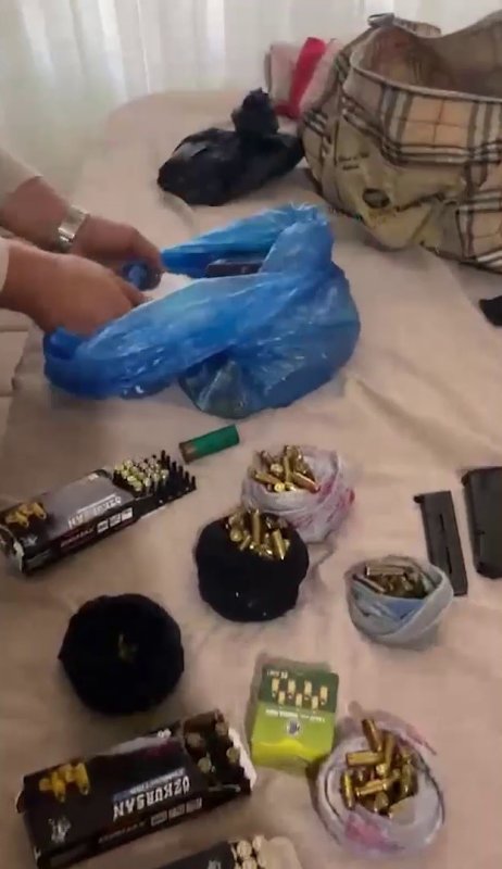 Faizle para vererek kumar bağımlılarını borç batağına düşüren tefecilere operasyon (Fotoğraflı) Ferit Savaş HATAY (İHA) - Hatay'da Cumhuriyet Başsavcılığı koordinesinde polis ekipleri tarafından; dernek adı altında kumar oynatan ve faiz karşılığında para vererek kumar bağımlılarını borçlandıran tefecilere operasyon düzenlendi. Düzenlenen operasyonda; 20 şüpheli gözaltına alınırken, kumardan elde edilen para, altın, silah ve alacak-verecek kaydının bulunduğu notlar ele geçirildi. Hatay Emniyet Müdürlüğü ve Hatay Cumhuriyet Başsavcılığı koordinesinde Tefecilik suçu kapsamında yürütülen planlı çalışmalar neticesinde; 16 Haziran günü saat 06.00'da 13 şüpheliye yönelik eş zamanlı operasyon gerçekleştirildi. Yapılan soruşturma kapsamında; şüphelilerin dernek adı altında kumar oynattıkları, kumarda para kaybederek nakit sıkıntısı yaşayan şahıslara faiz karşılığında para verdikleri, verdikleri paraları faiziyle birlikte tahsil ettikleri, bu yöntemle hem kumar oynatarak hem de tefecilik faaliyetinde bulunarak haksız kazanç elde ettikleri tespit edildi. Ayrıca, şüphelilerin POS tefeciliği yapan şahıslarla bağlantılı hareket ettikleri, nakit avans çekemeyen kişileri bu şahıslara yönlendirdikleri belirlendi. Şüphelilere ait adreslerde yapılan aramalarda; 2 adet alacak-verecek kayıtlarının bulunduğu not defteri, 12 adet senet, 1 adet çek, 160 bin 900 TL, 2 bin Amerikan Doları, bin 600 Euro, başkalarına ait 4 adet banka kartı, 339 adet çeşitli çaplarda fişek, 2 adet şarjör, 1 adet POS cihazı, 4 adet tam altın ve 1 adet gram altın, çok sayıda alacak-verecek kaydının bulunduğu not kâğıdı ele geçirildi. Soruşturma kapsamında 43 müşteki ile 20 şüphelinin ifadeleri alındı. Polis ekipleri tarafından 18 Haziran tarihinde adli makamlara sevk edilen 11 şüpheliden 6'sı adli kontrol şartıyla serbest bırakılırken cezaevinde bulunan 1 şüpheli ile birlikte toplam 6 şüpheli tutuklanarak cezaevine teslim edildi.