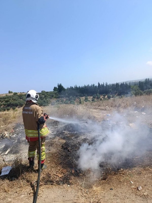 Arsuz'da çöplük yangını (Fotoğraflı) Cemal Kılınç HATAY (İHA) - Hatay’ın Arsuz ilçesinde çöplük alanda çıkan yangın, itfaiye ekiplerinin hızlı müdahalesiyle büyümeden söndürüldü. Yangın, Arsuz ilçesi Arpaçiftlik Mahallesi’nde meydana geldi. Bölgedeki çöplük alanda henüz belirlenemeyen bir nedenle yangın çıktı. Alevleri ve dumanı fark eden vatandaşların durumu 112 Acil Çağrı Merkezi’ne bildirmesi üzerine, olay yerine Hatay Büyükşehir Belediyesi itfaiye ekipleri sevk edildi. Kısa sürede bölgeye ulaşan ekipler, alevlere müdahale ederek yangını çevreye sıçramadan kontrol altına aldı. Söndürülen yangında çöplük alanda hasar oluştu.
