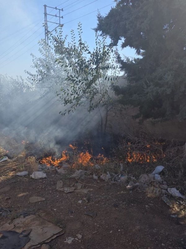 Hassa'da bahçe yangını (Fotoğraflı) Cemal Kılınç HATAY (İHA) - Hatay’ın Hassa ilçesinde bahçede çıkan yangın, itfaiye ekiplerinin hızlı müdahalesiyle geniş alana sıçramadan kontrol altındı. Yangın, Hassa ilçesi Aktepe Mahallesi'nde meydana geldi. Henüz belirlenemeyen bir nedenle bahçelik alanda yükselen alevleri gören çevredeki vatandaşlar durumu itfaiye ekiplerine bildirdi. Olay yerine ulaşan itfaiye ekipleri yangını kontrol altına alındı. Yangında bahçe zarar gördü.