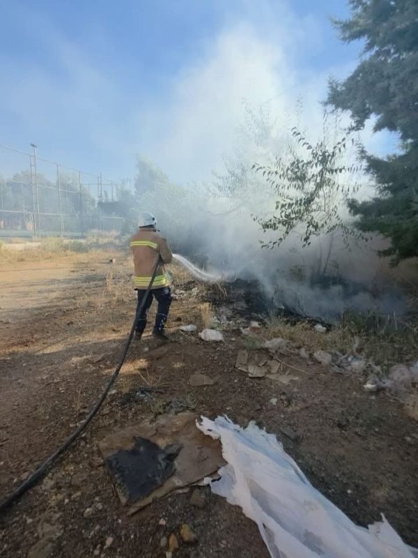 Hassa'da bahçe yangını (Fotoğraflı) Cemal Kılınç HATAY (İHA) - Hatay’ın Hassa ilçesinde bahçede çıkan yangın, itfaiye ekiplerinin hızlı müdahalesiyle geniş alana sıçramadan kontrol altındı. Yangın, Hassa ilçesi Aktepe Mahallesi'nde meydana geldi. Henüz belirlenemeyen bir nedenle bahçelik alanda yükselen alevleri gören çevredeki vatandaşlar durumu itfaiye ekiplerine bildirdi. Olay yerine ulaşan itfaiye ekipleri yangını kontrol altına alındı. Yangında bahçe zarar gördü.