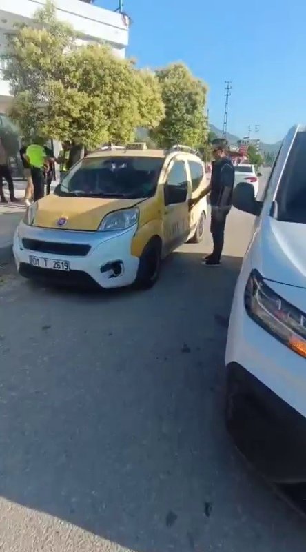 Öncü eşliğinde ticari taksiyle göçmen kaçırırken polise yakalandılar