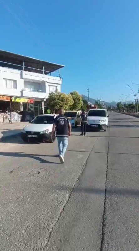 Öncü eşliğinde ticari taksiyle göçmen kaçırırken polise yakalandılar