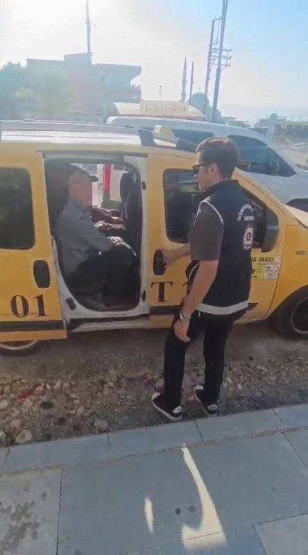 Öncü eşliğinde ticari taksiyle göçmen kaçırırken polise yakalandılar