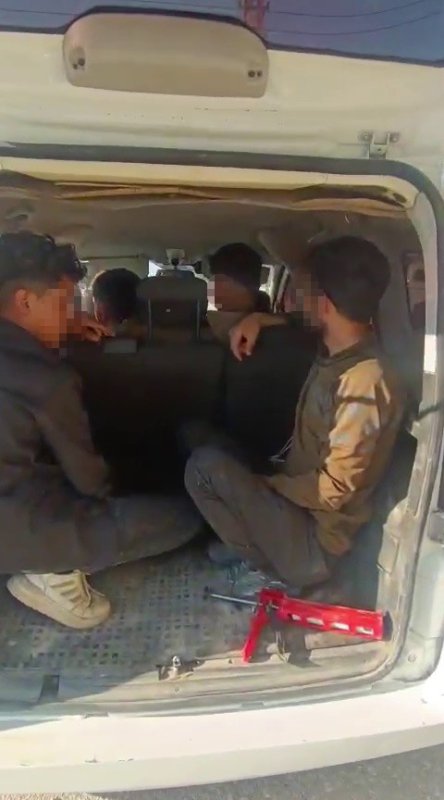 Öncü eşliğinde ticari taksiyle göçmen kaçırırken polise yakalandılar