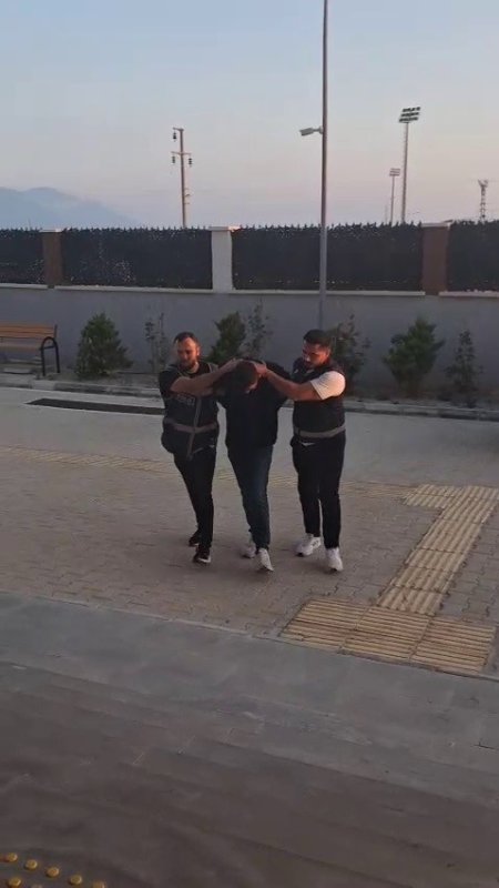 Suç makinesi çaldığı altınları kuyumcuya satarken yakayı ele verdi Ahmet Arslan HATAY (İHA) - Hatay’da bir evden çok sayıda altın çalan hırsız, polis ekiplerinin çalışmalarıyla kuyumcuda altınları satarken yakayı ele verdi. Şahsın 12 suç kaydı olduğu tespit edilirken, sattığı altınlardan elde ettiği parayı harcadığı belirlendi. Olay, 23 Haziran tarihinde Samandağ ilçesi Cemal Gürsel Mahallesi’nde bir ikamette yaşandı. Meydana gelen evden hırsızlık olayıyla ilgili olarak Hatay Emniyet Müdürlüğü görevlilerince yapılan çalışmada müştekinin ikametinden; 2 adet bilezik, 1 adet 14 ayar yüzük, 1 adet gram altın, 1 adet çeyrek altın, 3 adet 14 ayar kolye, 1 adet 22 ayar 5 gram altın çalındığı tespit edildi. Olayın aydınlatılmasına yönelik yürütülen titiz çalışmalar kapsamında çevrede bulunan çok sayıda ikamet ve iş yerinin güvenlik kamera kayıtları incelendi. Görüntüler neticesinde hırsızın G.H. olduğu ve bir kuyumcuda altın bozdurduğu belirlendi. Kuyumcuda altınları bozdurduğu anlar kameraya yansıyan şahsın geçmişte 12 adet suç kaydı bulunduğu belirlendi. Şahıs 27 Haziran tarihinde polis ekipleri tarafından yakalandı. Şüpheli şahıs, işlemlerinin ardından adli makamlara sevk edildi ve çıkarıldığı mahkemece tutuklanarak cezaevine teslim edildi. Öte yandan, şahsın çaldığı altınları satarak elde ettiği paraya harcadığı tespit edildi.