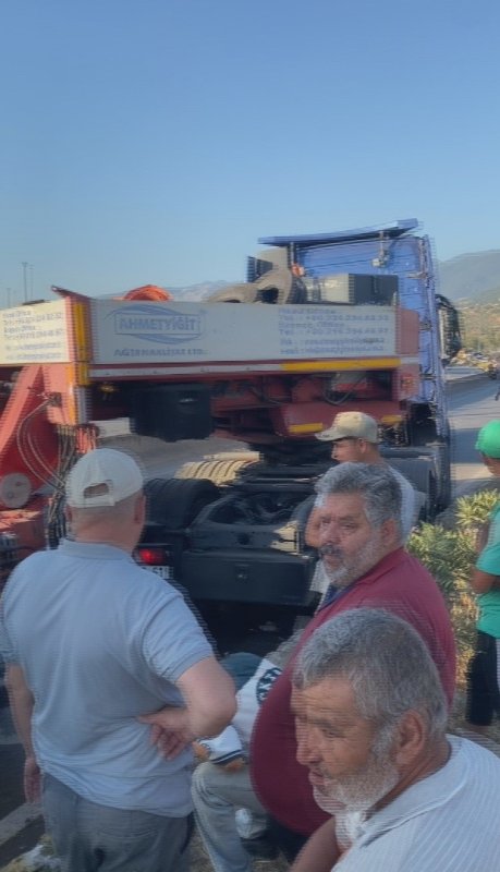 Hatay’da devrilen tır yolu trafiğe kapattı, uzun araç kuyruğu oluştu (Fotoğraflı) Ferit Savaş HATAY (İHA) - Hatay’ın İskenderun ilçesinde kontrolden çıkan tırın devrilmesi sonucu yol trafiğe kapanırken, oluşan uzun araç kuyruğu ve ekiplerin çalışma anları bir motosiklet sürücüsünün kask kamerasına yansıdı. Kaza, İskenderun ilçesi Payas-İskenderun yolu üzerinde yaşandı. Seyir halindeki tır, sürücünün direksiyon hakimiyetini kaybetmesi sonucu devrildi. Devrilen tırdaki yükler yola savrulurken, çevredekiler durumu 112 Acil Çağrı Merkezi’ne bildirdi. Kısa sürede olay yerine gelen polis ekipleri, iş makinelerinin yardımıyla yola savrulan yükleri kaldırmak çalışma başlattı. Yolda uzun kuyruklar oluşurken, polis ekiplerinin hızlı müdahalesiyle kısa sürede yol trafiğe açıldı. Kaza nedeniyle oluşan uzun araç kuyruğu ve ekiplerin çalışmaları bir motosiklet sürücüsünün kask kamerasına yansıdı.