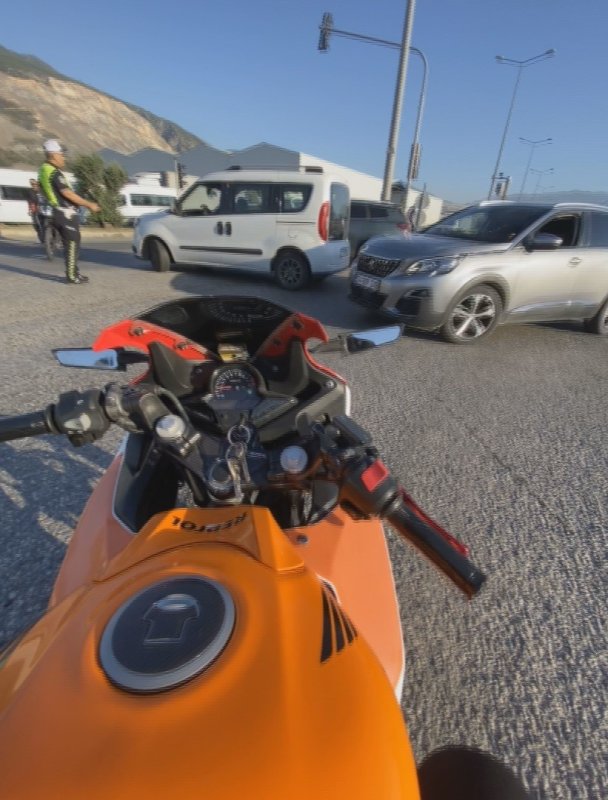 Hatay’da devrilen tır yolu trafiğe kapattı, uzun araç kuyruğu oluştu (Fotoğraflı) Ferit Savaş HATAY (İHA) - Hatay’ın İskenderun ilçesinde kontrolden çıkan tırın devrilmesi sonucu yol trafiğe kapanırken, oluşan uzun araç kuyruğu ve ekiplerin çalışma anları bir motosiklet sürücüsünün kask kamerasına yansıdı. Kaza, İskenderun ilçesi Payas-İskenderun yolu üzerinde yaşandı. Seyir halindeki tır, sürücünün direksiyon hakimiyetini kaybetmesi sonucu devrildi. Devrilen tırdaki yükler yola savrulurken, çevredekiler durumu 112 Acil Çağrı Merkezi’ne bildirdi. Kısa sürede olay yerine gelen polis ekipleri, iş makinelerinin yardımıyla yola savrulan yükleri kaldırmak çalışma başlattı. Yolda uzun kuyruklar oluşurken, polis ekiplerinin hızlı müdahalesiyle kısa sürede yol trafiğe açıldı. Kaza nedeniyle oluşan uzun araç kuyruğu ve ekiplerin çalışmaları bir motosiklet sürücüsünün kask kamerasına yansıdı.