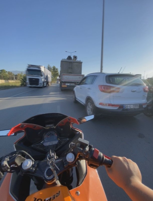 Hatay’da devrilen tır yolu trafiğe kapattı, uzun araç kuyruğu oluştu (Fotoğraflı) Ferit Savaş HATAY (İHA) - Hatay’ın İskenderun ilçesinde kontrolden çıkan tırın devrilmesi sonucu yol trafiğe kapanırken, oluşan uzun araç kuyruğu ve ekiplerin çalışma anları bir motosiklet sürücüsünün kask kamerasına yansıdı. Kaza, İskenderun ilçesi Payas-İskenderun yolu üzerinde yaşandı. Seyir halindeki tır, sürücünün direksiyon hakimiyetini kaybetmesi sonucu devrildi. Devrilen tırdaki yükler yola savrulurken, çevredekiler durumu 112 Acil Çağrı Merkezi’ne bildirdi. Kısa sürede olay yerine gelen polis ekipleri, iş makinelerinin yardımıyla yola savrulan yükleri kaldırmak çalışma başlattı. Yolda uzun kuyruklar oluşurken, polis ekiplerinin hızlı müdahalesiyle kısa sürede yol trafiğe açıldı. Kaza nedeniyle oluşan uzun araç kuyruğu ve ekiplerin çalışmaları bir motosiklet sürücüsünün kask kamerasına yansıdı.