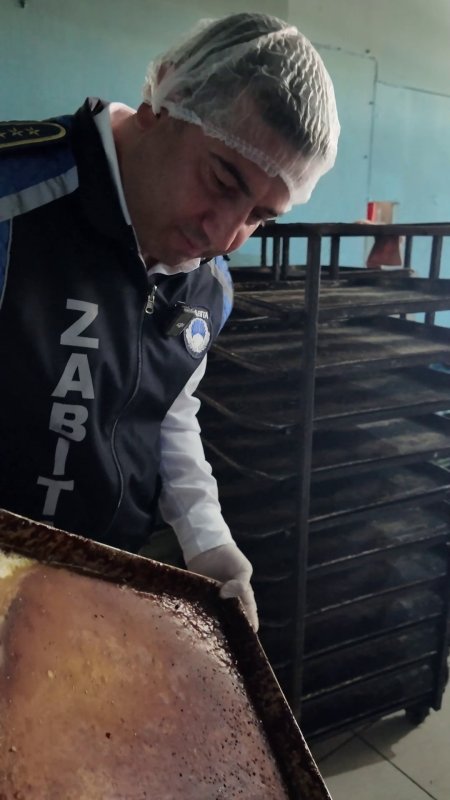 Böceklerin ve sigara izmaritlerinin yerlerde gezdiği fırında mide bulandıran görüntüler ortaya çıktı - Böcekleri karşısında gören zabıta müdürü: "Şunun içinden çıkan ekmek ve simit yenir mi, yenmez" (Fotoğraflı) Esma Kural HATAY (İHA) - Hatay'da zabıta ekiplerinin fırın denetiminde; böcek, sigara izmaritleri ve hijyen şartlarının hiçe sayıldığı görüntüler ortaya çıktı. Hijyen şartlarını hiçe sayan böceklerin gezindiği işletmeye tepki gösteren zabıta müdürü, "Şunun içinden çıkan ekmek ve simit yenir mi, yenmez" dedi. Dörtyol Belediyesi Zabıta Müdürlüğü ekipleri, vatandaşların sağlıklı ve güvenilir gıda tüketmesine yönelik denetimlerini aralıksız sürdürüyor. Zabıta ekipleri tarafından Özerli Mahallesi'nde unlu mamul ve ekmek üretimi yapan 3 işletmede hijyen ve mevzuat kapsamında denetim gerçekleştirildi. Yapılan denetimlerde 1 işletmenin hijyen kurallarına uygun faaliyet göstermediği tespit edildi, işletme hakkında gerekli idari cezai işlem uygulandı ve eksikliklerin giderilmesi için yasal süre verildi. Belirlenen süre sonunda eksikliklerin giderilmemesi ve ihlalin tekrar etmesi halinde işletme hakkında mühürleme işlemi uygulanacağı ifade edildi. Dörtyol Belediye Başkanı Bahadır Amaç, halk sağlığını korumak amacıyla denetimlerin aralıksız ve kararlılıkla devam edeceğini söyledi. Zabıta müdürü Ali Avan'ın iş yerindeki pisliğe dikkat çekmesi üzerine fırın çalışanının "Ben bugün düzenlerim" sözleriyse tepkiye neden oldu. Hijyen şartlarının hiçe sayıldığı işletmedeki kirliliğe tepki gösteren zabıta müdürü Avan, "Şunun içinden çıkan ekmek ve simit yenir mi, yenmez. Sorumlu da yok fırın Allah'a emanet. Buranın durumu çok kötü. Burayı bu hale getirene kadar neredeydiniz. Çok berbat durumda. Ekmeğin olduğu yerdeki pisliği nasıl kaldıralım. Sen bunu bugün düzenlesen de biz buraya işlem yapacağız. Bak bunları insanlar yiyor. Tutanağını tutalım, işlemini yapalım. Ruhsatta ne yazıyorsa o faaliyeti yapacak. Diğer üretimleri yapmasına izin vermiyoruz. 1 hafta sonra bir daha kontrol ettiğimizde bu şekilde olursa burayı kapatacağız. Ceza yazdıracağız, kapatacağız" ifadelerini kullandı.