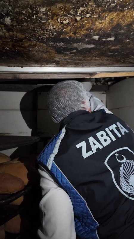 Böceklerin ve sigara izmaritlerinin yerlerde gezdiği fırında mide bulandıran görüntüler ortaya çıktı - Böcekleri karşısında gören zabıta müdürü: "Şunun içinden çıkan ekmek ve simit yenir mi, yenmez" (Fotoğraflı) Esma Kural HATAY (İHA) - Hatay'da zabıta ekiplerinin fırın denetiminde; böcek, sigara izmaritleri ve hijyen şartlarının hiçe sayıldığı görüntüler ortaya çıktı. Hijyen şartlarını hiçe sayan böceklerin gezindiği işletmeye tepki gösteren zabıta müdürü, "Şunun içinden çıkan ekmek ve simit yenir mi, yenmez" dedi. Dörtyol Belediyesi Zabıta Müdürlüğü ekipleri, vatandaşların sağlıklı ve güvenilir gıda tüketmesine yönelik denetimlerini aralıksız sürdürüyor. Zabıta ekipleri tarafından Özerli Mahallesi'nde unlu mamul ve ekmek üretimi yapan 3 işletmede hijyen ve mevzuat kapsamında denetim gerçekleştirildi. Yapılan denetimlerde 1 işletmenin hijyen kurallarına uygun faaliyet göstermediği tespit edildi, işletme hakkında gerekli idari cezai işlem uygulandı ve eksikliklerin giderilmesi için yasal süre verildi. Belirlenen süre sonunda eksikliklerin giderilmemesi ve ihlalin tekrar etmesi halinde işletme hakkında mühürleme işlemi uygulanacağı ifade edildi. Dörtyol Belediye Başkanı Bahadır Amaç, halk sağlığını korumak amacıyla denetimlerin aralıksız ve kararlılıkla devam edeceğini söyledi. Zabıta müdürü Ali Avan'ın iş yerindeki pisliğe dikkat çekmesi üzerine fırın çalışanının "Ben bugün düzenlerim" sözleriyse tepkiye neden oldu. Hijyen şartlarının hiçe sayıldığı işletmedeki kirliliğe tepki gösteren zabıta müdürü Avan, "Şunun içinden çıkan ekmek ve simit yenir mi, yenmez. Sorumlu da yok fırın Allah'a emanet. Buranın durumu çok kötü. Burayı bu hale getirene kadar neredeydiniz. Çok berbat durumda. Ekmeğin olduğu yerdeki pisliği nasıl kaldıralım. Sen bunu bugün düzenlesen de biz buraya işlem yapacağız. Bak bunları insanlar yiyor. Tutanağını tutalım, işlemini yapalım. Ruhsatta ne yazıyorsa o faaliyeti yapacak. Diğer üretimleri yapmasına izin vermiyoruz. 1 hafta sonra bir daha kontrol ettiğimizde bu şekilde olursa burayı kapatacağız. Ceza yazdıracağız, kapatacağız" ifadelerini kullandı.