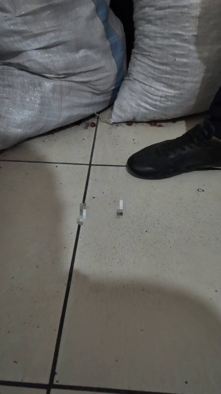 Böceklerin ve sigara izmaritlerinin yerlerde gezdiği fırında mide bulandıran görüntüler ortaya çıktı - Böcekleri karşısında gören zabıta müdürü: "Şunun içinden çıkan ekmek ve simit yenir mi, yenmez" (Fotoğraflı) Esma Kural HATAY (İHA) - Hatay'da zabıta ekiplerinin fırın denetiminde; böcek, sigara izmaritleri ve hijyen şartlarının hiçe sayıldığı görüntüler ortaya çıktı. Hijyen şartlarını hiçe sayan böceklerin gezindiği işletmeye tepki gösteren zabıta müdürü, "Şunun içinden çıkan ekmek ve simit yenir mi, yenmez" dedi. Dörtyol Belediyesi Zabıta Müdürlüğü ekipleri, vatandaşların sağlıklı ve güvenilir gıda tüketmesine yönelik denetimlerini aralıksız sürdürüyor. Zabıta ekipleri tarafından Özerli Mahallesi'nde unlu mamul ve ekmek üretimi yapan 3 işletmede hijyen ve mevzuat kapsamında denetim gerçekleştirildi. Yapılan denetimlerde 1 işletmenin hijyen kurallarına uygun faaliyet göstermediği tespit edildi, işletme hakkında gerekli idari cezai işlem uygulandı ve eksikliklerin giderilmesi için yasal süre verildi. Belirlenen süre sonunda eksikliklerin giderilmemesi ve ihlalin tekrar etmesi halinde işletme hakkında mühürleme işlemi uygulanacağı ifade edildi. Dörtyol Belediye Başkanı Bahadır Amaç, halk sağlığını korumak amacıyla denetimlerin aralıksız ve kararlılıkla devam edeceğini söyledi. Zabıta müdürü Ali Avan'ın iş yerindeki pisliğe dikkat çekmesi üzerine fırın çalışanının "Ben bugün düzenlerim" sözleriyse tepkiye neden oldu. Hijyen şartlarının hiçe sayıldığı işletmedeki kirliliğe tepki gösteren zabıta müdürü Avan, "Şunun içinden çıkan ekmek ve simit yenir mi, yenmez. Sorumlu da yok fırın Allah'a emanet. Buranın durumu çok kötü. Burayı bu hale getirene kadar neredeydiniz. Çok berbat durumda. Ekmeğin olduğu yerdeki pisliği nasıl kaldıralım. Sen bunu bugün düzenlesen de biz buraya işlem yapacağız. Bak bunları insanlar yiyor. Tutanağını tutalım, işlemini yapalım. Ruhsatta ne yazıyorsa o faaliyeti yapacak. Diğer üretimleri yapmasına izin vermiyoruz. 1 hafta sonra bir daha kontrol ettiğimizde bu şekilde olursa burayı kapatacağız. Ceza yazdıracağız, kapatacağız" ifadelerini kullandı.
