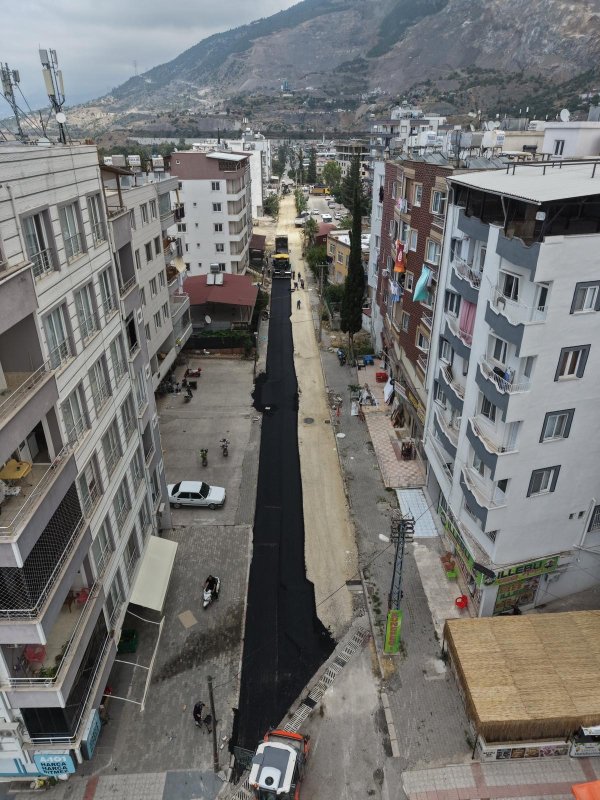 İskenderun Belediyesi, bir haftada 4 bin 768 ton sıcak asfalt serimi gerçekleştirdi (Fotoğraflı) İlayda Korkmaz HATAY (İHA) – İskenderun Belediyesi, kesintisiz ulaşım hamlesi anlayışı kapsamında bir haftada 4 bin 768 ton sıcak asfalt sererek 2 kilometrelik yolu asfaltladı. İskenderun genelinde vatandaşlara daha kaliteli bir ulaşım imkanı sunmak amacıyla başlatılan altyapı ve üstyapı seferberliği hız kesmeden sürüyor. Şehrin dört bir yanında eş zamanlı olarak yürütülen asfalt serim ve yama çalışmalarıyla yollar baştan aşağı yenileniyor. İskenderun Belediyesi tarafından hafta içerisinde 4 bin 768 ton sıcak asfalt serimi gerçekleştirilerek şehrin ulaşım ağına büyük bir yatırım yapıldı. Yeni asfalt seriminin yanı sıra, hava şartları veya yoğun kullanım nedeniyle yıpranmış yollarda da titizlikle yama ve onarım çalışmaları yürütülüyor. Ekipler, vatandaşların mağduriyet yaşamaması ve trafik akışının aksamaması için planlı bir şekilde sahada görev yapıyor. Planlanan çalışma takvimi doğrultusunda, asfaltlama ve yol bakım faaliyetlerinin ihtiyaç duyulan diğer tüm noktalarda aralıksız olarak devam edeceği bildirildi.