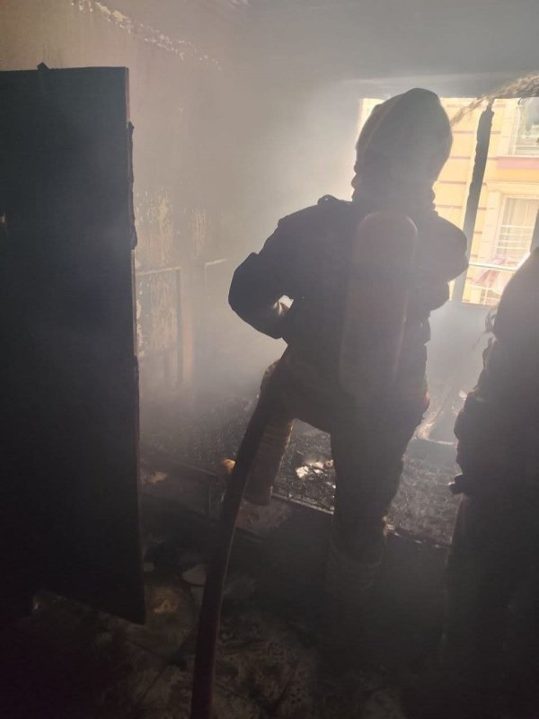 Antakya'da ev yangını (Fotoğraflı) Cemal Kılınç HATAY (İHA) - Hatay’ın Antakya ilçesinde evde çıkan yangın kısa sürede kontrol altına alındı Yangın, Antakya ilçesine bağlı Serinyol Mahallesi’nde bulunan evde çıktı. Yangını gören mahalle sakinleri durumu 112 acil çağrı merkezine bildirdi. Bölgeye kısa sürede itfaiye ekibi sevk edildi. Olay yerine gelen Hatay Büyükşehir Belediyesi itfaiye ekipleri, yangını kısa sürede müdahale ederek diğer evlere sıçramadan kontrol altına aldı. Yangında ev zarar gördü.