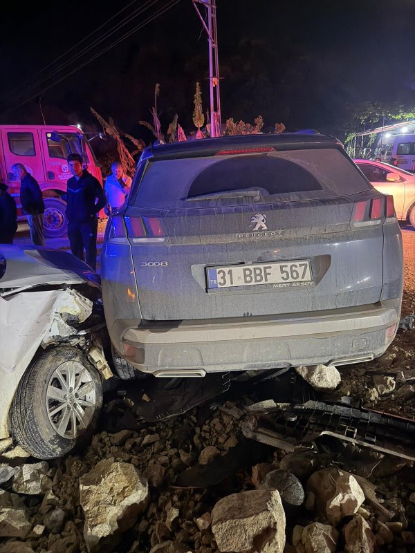 SAMANDAĞ’DA TRAFİK KAZASI: 4 YARALI