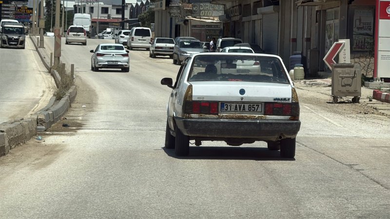HATAY TRAFİĞİNDE BU DA OLDU:  YAN GİDEN OTOMOBİL ŞAŞKINLIK YARATTI