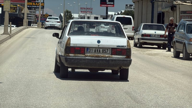 HATAY TRAFİĞİNDE BU DA OLDU: YAN GİDEN OTOMOBİL ŞAŞKINLIK YARATTI