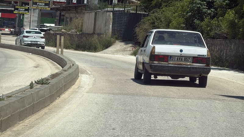 HATAY TRAFİĞİNDE BU DA OLDU:  YAN GİDEN OTOMOBİL ŞAŞKINLIK YARATTI