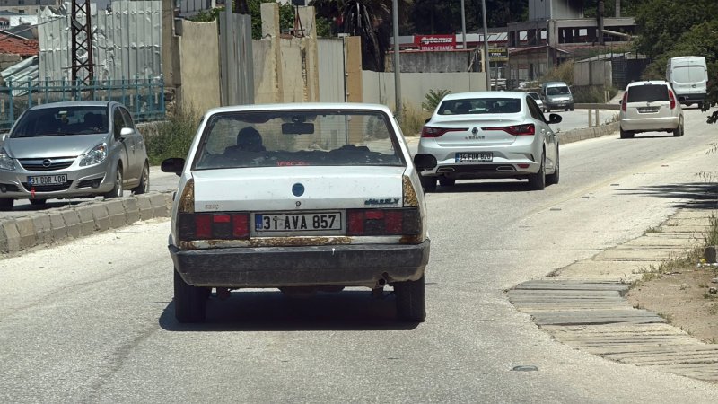 HATAY TRAFİĞİNDE BU DA OLDU:  YAN GİDEN OTOMOBİL ŞAŞKINLIK YARATTI