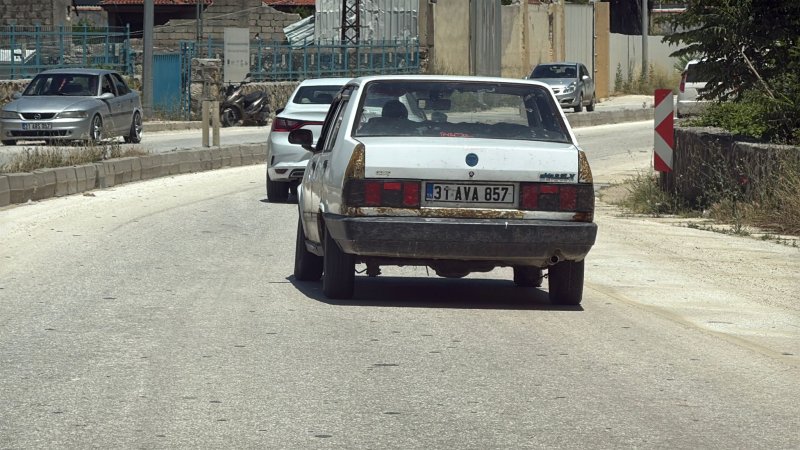 HATAY TRAFİĞİNDE BU DA OLDU:  YAN GİDEN OTOMOBİL ŞAŞKINLIK YARATTI