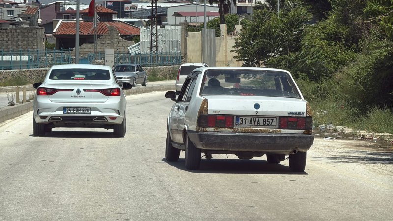 HATAY TRAFİĞİNDE BU DA OLDU:  YAN GİDEN OTOMOBİL ŞAŞKINLIK YARATTI