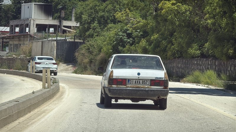 HATAY TRAFİĞİNDE BU DA OLDU: YAN GİDEN OTOMOBİL ŞAŞKINLIK YARATTI
