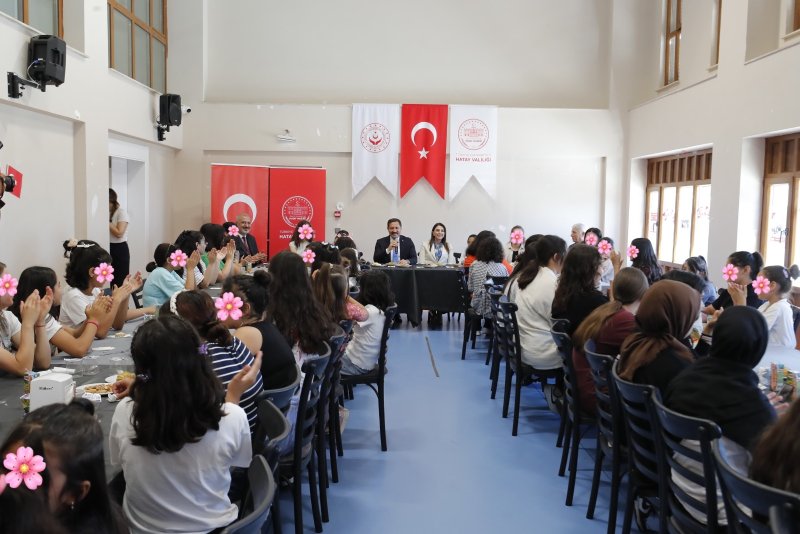 Hatay Valisi Mustafa Masatlı ve eşi Esra Masatlı, Kurban Bayramı dolayısıyla Antakya Serdar Demir Çocuk Evleri Sitesi’ni ziyaret ederek devlet koruması altındaki çocuklarla bir araya geldi.