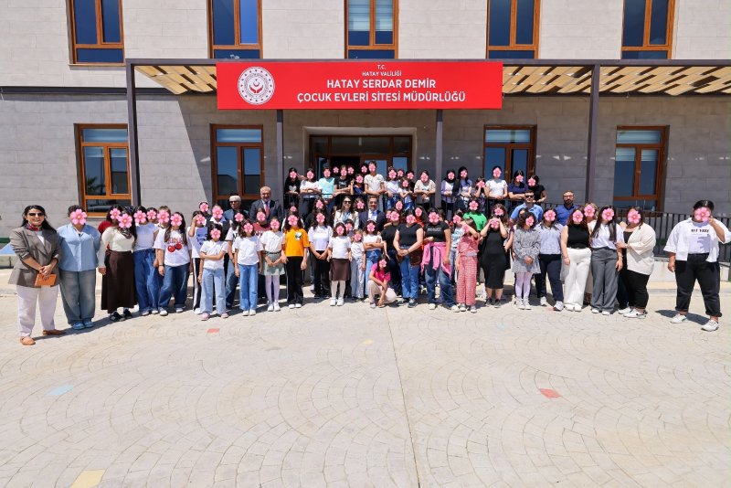 Hatay Valisi Mustafa Masatlı ve eşi Esra Masatlı, Kurban Bayramı dolayısıyla Antakya Serdar Demir Çocuk Evleri Sitesi’ni ziyaret ederek devlet koruması altındaki çocuklarla bir araya geldi.