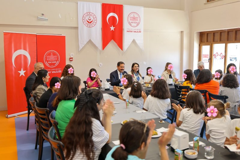 MASATLI ÇİFTİ ÇOCUKLARIN BAYRAM SEVİNCİNE ORTAK OLDU Hatay Valisi Mustafa Masatlı ve eşi Esra Masatlı, Kurban Bayramı dolayısıyla Antakya Serdar Demir Çocuk Evleri Sitesi’ni ziyaret ederek devlet koruması altındaki çocuklarla bir araya geldi. Bayramın coşkusunu çocuklarla paylaşan Masatlı çifti, onların mutluluğuna ortak oldu. Ziyaret sırasında çocuklarla yakından ilgilenen Vali Mustafa Masatlı ve eşi Esra Masatlı, bayramların sevgi, merhamet, dayanışma ve paylaşma duygularının en yoğun şekilde yaşandığı özel günler olduğunu ifade etti. Çocukların huzurlu, güvenli ve umut dolu bir geleceğe hazırlanmasının büyük önem taşıdığını vurgulayan Vali Masatlı, her çocuğun sevgi, ilgi ve şefkat ortamında büyümesinin en temel sorumluluklardan biri olduğunu belirtti. Çocukların içten gülümsemeleriyle anlam kazanan ziyarette sıcak ve samimi görüntüler yaşanırken, bayramın manevi atmosferi de hep birlikte paylaşıldı. Vali Masatlı ve eşi Esra Masatlı, ziyaret kapsamında özveriyle görev yapan kurum personelinin de Kurban Bayramı’nı kutladı. Çalışanlara emeklerinden dolayı teşekkür eden Masatlı çifti, görevlerinde kolaylık ve başarı dileklerinde bulundu. Bayramın birlik, beraberlik ve kardeşlik ruhunun ön plana çıktığı ziyarette, çocukların mutluluğu ve geleceğe dair umutları en güzel bayram tablosunu oluşturdu.