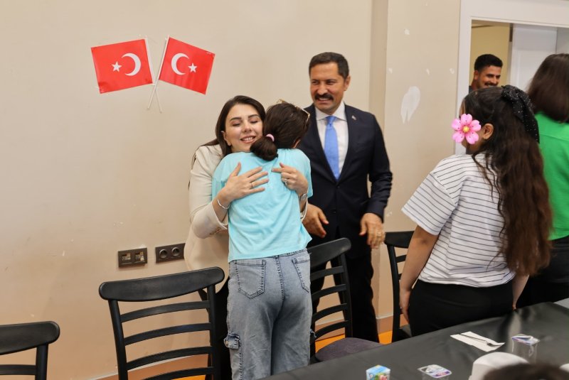 Hatay Valisi Mustafa Masatlı ve eşi Esra Masatlı, Kurban Bayramı dolayısıyla Antakya Serdar Demir Çocuk Evleri Sitesi’ni ziyaret ederek devlet koruması altındaki çocuklarla bir araya geldi.