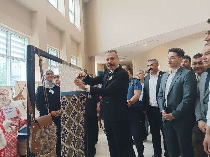 ERZİN HALK EĞİTİM MERKEZİNDE YIL SONU EL EMEĞİ SERGİSİ AÇILDI