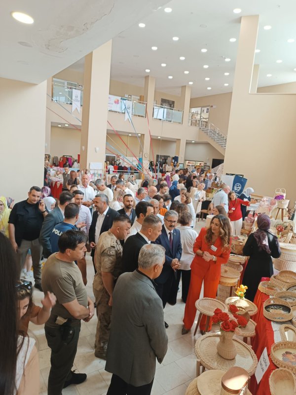 ERZİN HALK EĞİTİM MERKEZİNDE YIL SONU EL EMEĞİ SERGİSİ AÇILDI