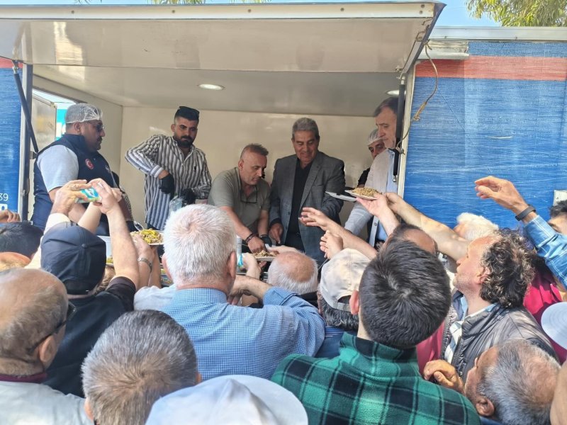 TOKİ CAMİİ'NDE CUMA SONRASI AŞ İKRAMI YAPILDI