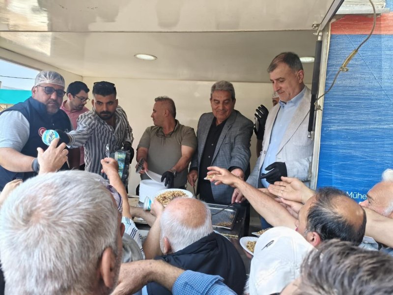 TOKİ CAMİİ'NDE CUMA SONRASI AŞ İKRAMI YAPILDI