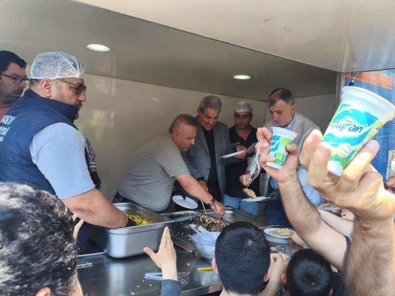 TOKİ CAMİİ'NDE CUMA SONRASI AŞ İKRAMI YAPILDI