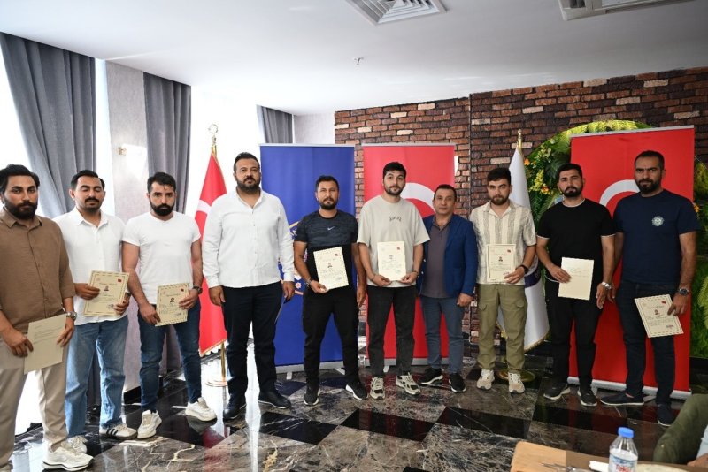 BAŞARILI EMNİYET PERSONELİNE ÜSTÜN BAŞARI BELGESİ