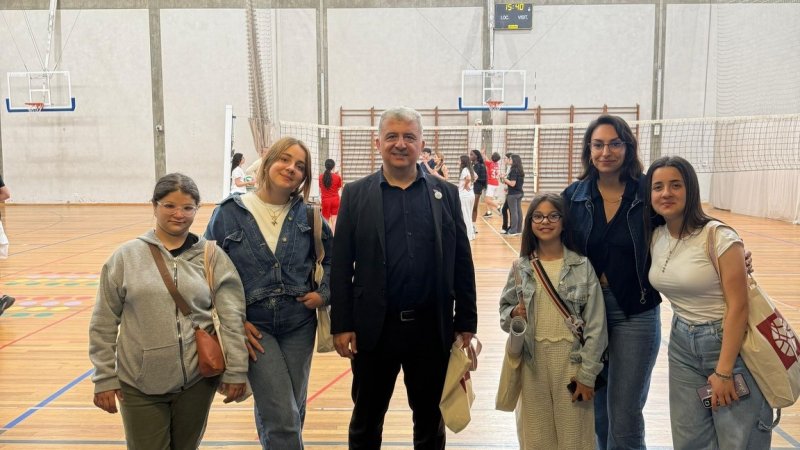 Hataylı depremzede çocuklar Portekiz’i gezdi HATAY Valiliği himayelerinde, Afette Hatay Modeli kapsamında hayata geçirilen “Yüreğimizdeki Işık Projesi” ile depremzede Hataylı çocuklar Portekiz’e kültürel gezi gerçekleştirdi. 2024-1-TR01-KA220-YOU-000246063 numaralı “Digital Citizenship Culture in European Community” başlıklı Erasmus+ Projesi kapsamında çocuklar, dijital vatandaşlık, kültürlerarası etkileşim ve uluslararası eğitim deneyimi kazanmak amacıyla Portekiz’de düzenlenen faaliyetlere katılmak üzere Avrupa yolculuğuna çıktı. 6 Şubat ve devamındaki depremlerin ardından ortaya konulan güçlü vizyonla Hataylı çocuklar bilgiyle, özgüvenle ve yeni ufuklarla buluşturuldu. Hatay Valiliği adına Portekiz’e gerçekleştirilen kültürel geziye katılan Hatay Valiliği İL Planlama ve Koordinasyon Müdürü Mustafa Örgüt, “Portekiz’de başlayan bu anlamlı program, çocuklarımızın farklı ülkelerden akranlarıyla bir araya gelerek yeni kültürler tanımalarına, dijital dünyanın sorumlu bireyleri olmalarına ve geleceğe daha güçlü hazırlanmalarına katkı sağlayacaktır. Çünkü biliyoruz ki; çocuklarımızın gözlerindeki ışık, Hatay’ımızın yarınlarını aydınlatan en güçlü umuttur” ifadelerini kullandı. Örgüt, Hatay Valisi Mustafa Masatlı’nın destekleriyle depremzede Hataylı çocuklara yönelik gezi organizasyonlarının süreceğini kaydetti.
