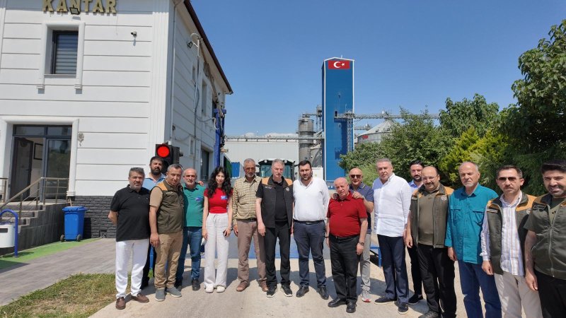 ÖZOVA GRUP'TA HASAT SEZONU DUALAR VE KURBAN KESİMİYLE BAŞLADI Hatay'ın Kırıkhan ilçesinde faaliyet gösteren Özova Grup, 2026 hasat sezonunu kurban kesimi ve dualarla başlattı. Amik Ovası'nın bereketli topraklarında yetişen buğdayların hasadına başlanırken, sektörün önemli isimleri de yeni sezon hazırlıkları kapsamında tesisi ziyaret etti. Türkiye'nin önde gelen tarım kuruluşları arasında yer alan Özova Grup, çevre ve doğa dostu üretim anlayışıyla faaliyetlerini sürdürürken, bölgede başlayan buğday hasadı çiftçiler için de yeni umutların habercisi oldu. Kıraç alanlarda ekimi yapılan buğdayların olgunlaşmasıyla birlikte biçerdöverler tarlalara girerek hasat çalışmalarına başladı. TARIM SEKTÖRÜNÜN ÖNEMLİ İSİMLERİ TESİSTE BİR ARAYA GELDİ Yeni sezon öncesinde Özova Grup'u ziyaret eden Toprak Mahsulleri Ofisi Genel Müdürü Ahmet Güldal, Türkiye Yemciler Federasyonu Başkanı Murat Ülkü Karakuş ve Türkiye Un Sanayicileri Federasyonu Başkanı Mesut Çakmak, sektör temsilcileriyle bir araya gelerek değerlendirmelerde bulundu. Ziyarette, tarım sektörünün mevcut durumu, yeni sezon beklentileri ve üretimin sürdürülebilirliği konusunda görüş alışverişinde bulunuldu. YENİ SEZON İÇİN BEREKET TEMENNİSİNDE BULUNULDU Özova Grup tarafından yapılan açıklamada, gerçekleştirilen ziyaretten duyulan memnuniyet dile getirilerek, Toprak Mahsulleri Ofisi Genel Müdürü Ahmet Güldal'a, Türkiye Yemciler Federasyonu Başkanı Murat Ülkü Karakuş'a ve Türkiye Un Sanayicileri Federasyonu Başkanı Mesut Çakmak'a teşekkür edildi. Açıklamada ayrıca, yeni hasat sezonunun Türk tarımı adına bereketli, verimli ve başarılı geçmesi temennisinde bulunuldu.