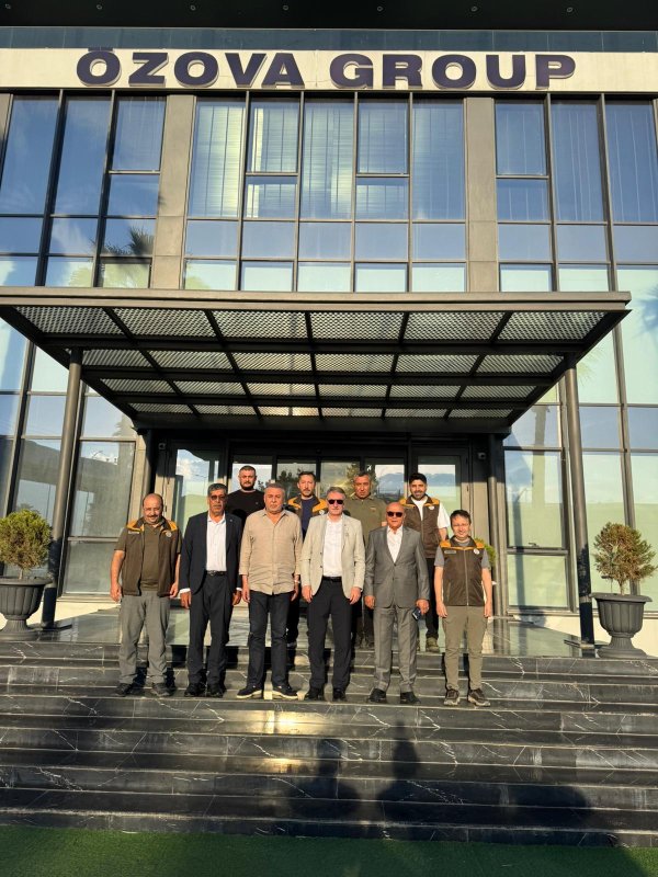 ÖZOVA GRUP'TA HASAT SEZONU DUALAR VE KURBAN KESİMİYLE BAŞLADI Hatay'ın Kırıkhan ilçesinde faaliyet gösteren Özova Grup, 2026 hasat sezonunu kurban kesimi ve dualarla başlattı. Amik Ovası'nın bereketli topraklarında yetişen buğdayların hasadına başlanırken, sektörün önemli isimleri de yeni sezon hazırlıkları kapsamında tesisi ziyaret etti. Türkiye'nin önde gelen tarım kuruluşları arasında yer alan Özova Grup, çevre ve doğa dostu üretim anlayışıyla faaliyetlerini sürdürürken, bölgede başlayan buğday hasadı çiftçiler için de yeni umutların habercisi oldu. Kıraç alanlarda ekimi yapılan buğdayların olgunlaşmasıyla birlikte biçerdöverler tarlalara girerek hasat çalışmalarına başladı. TARIM SEKTÖRÜNÜN ÖNEMLİ İSİMLERİ TESİSTE BİR ARAYA GELDİ Yeni sezon öncesinde Özova Grup'u ziyaret eden Toprak Mahsulleri Ofisi Genel Müdürü Ahmet Güldal, Türkiye Yemciler Federasyonu Başkanı Murat Ülkü Karakuş ve Türkiye Un Sanayicileri Federasyonu Başkanı Mesut Çakmak, sektör temsilcileriyle bir araya gelerek değerlendirmelerde bulundu. Ziyarette, tarım sektörünün mevcut durumu, yeni sezon beklentileri ve üretimin sürdürülebilirliği konusunda görüş alışverişinde bulunuldu. YENİ SEZON İÇİN BEREKET TEMENNİSİNDE BULUNULDU Özova Grup tarafından yapılan açıklamada, gerçekleştirilen ziyaretten duyulan memnuniyet dile getirilerek, Toprak Mahsulleri Ofisi Genel Müdürü Ahmet Güldal'a, Türkiye Yemciler Federasyonu Başkanı Murat Ülkü Karakuş'a ve Türkiye Un Sanayicileri Federasyonu Başkanı Mesut Çakmak'a teşekkür edildi. Açıklamada ayrıca, yeni hasat sezonunun Türk tarımı adına bereketli, verimli ve başarılı geçmesi temennisinde bulunuldu.