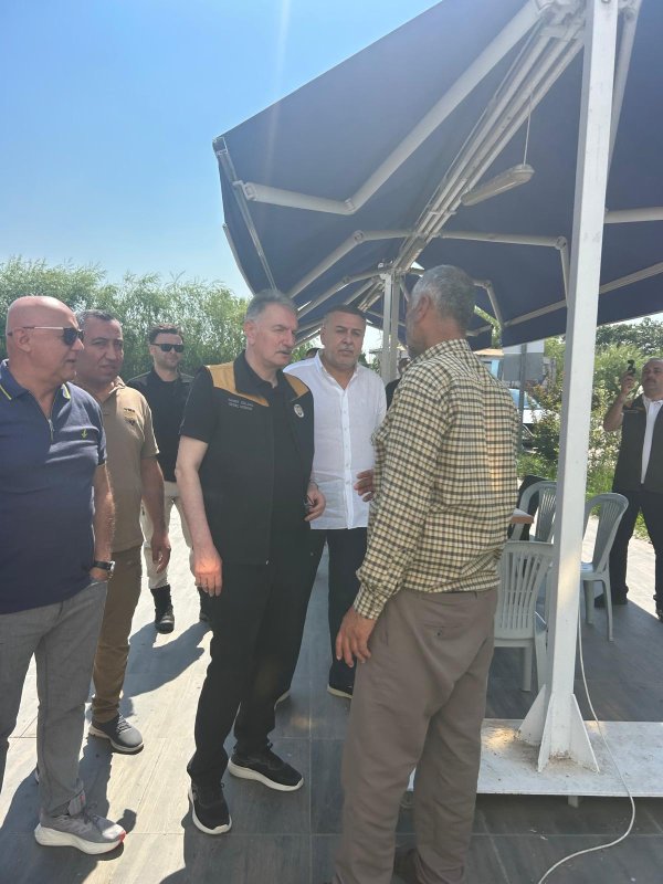 ÖZOVA GRUP'TA HASAT SEZONU DUALAR VE KURBAN KESİMİYLE BAŞLADI Hatay'ın Kırıkhan ilçesinde faaliyet gösteren Özova Grup, 2026 hasat sezonunu kurban kesimi ve dualarla başlattı. Amik Ovası'nın bereketli topraklarında yetişen buğdayların hasadına başlanırken, sektörün önemli isimleri de yeni sezon hazırlıkları kapsamında tesisi ziyaret etti. Türkiye'nin önde gelen tarım kuruluşları arasında yer alan Özova Grup, çevre ve doğa dostu üretim anlayışıyla faaliyetlerini sürdürürken, bölgede başlayan buğday hasadı çiftçiler için de yeni umutların habercisi oldu. Kıraç alanlarda ekimi yapılan buğdayların olgunlaşmasıyla birlikte biçerdöverler tarlalara girerek hasat çalışmalarına başladı. TARIM SEKTÖRÜNÜN ÖNEMLİ İSİMLERİ TESİSTE BİR ARAYA GELDİ Yeni sezon öncesinde Özova Grup'u ziyaret eden Toprak Mahsulleri Ofisi Genel Müdürü Ahmet Güldal, Türkiye Yemciler Federasyonu Başkanı Murat Ülkü Karakuş ve Türkiye Un Sanayicileri Federasyonu Başkanı Mesut Çakmak, sektör temsilcileriyle bir araya gelerek değerlendirmelerde bulundu. Ziyarette, tarım sektörünün mevcut durumu, yeni sezon beklentileri ve üretimin sürdürülebilirliği konusunda görüş alışverişinde bulunuldu. YENİ SEZON İÇİN BEREKET TEMENNİSİNDE BULUNULDU Özova Grup tarafından yapılan açıklamada, gerçekleştirilen ziyaretten duyulan memnuniyet dile getirilerek, Toprak Mahsulleri Ofisi Genel Müdürü Ahmet Güldal'a, Türkiye Yemciler Federasyonu Başkanı Murat Ülkü Karakuş'a ve Türkiye Un Sanayicileri Federasyonu Başkanı Mesut Çakmak'a teşekkür edildi. Açıklamada ayrıca, yeni hasat sezonunun Türk tarımı adına bereketli, verimli ve başarılı geçmesi temennisinde bulunuldu.