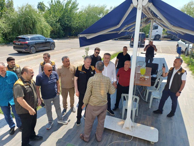 ÖZOVA GRUP'TA HASAT SEZONU DUALAR VE KURBAN KESİMİYLE BAŞLADI Hatay'ın Kırıkhan ilçesinde faaliyet gösteren Özova Grup, 2026 hasat sezonunu kurban kesimi ve dualarla başlattı. Amik Ovası'nın bereketli topraklarında yetişen buğdayların hasadına başlanırken, sektörün önemli isimleri de yeni sezon hazırlıkları kapsamında tesisi ziyaret etti. Türkiye'nin önde gelen tarım kuruluşları arasında yer alan Özova Grup, çevre ve doğa dostu üretim anlayışıyla faaliyetlerini sürdürürken, bölgede başlayan buğday hasadı çiftçiler için de yeni umutların habercisi oldu. Kıraç alanlarda ekimi yapılan buğdayların olgunlaşmasıyla birlikte biçerdöverler tarlalara girerek hasat çalışmalarına başladı. TARIM SEKTÖRÜNÜN ÖNEMLİ İSİMLERİ TESİSTE BİR ARAYA GELDİ Yeni sezon öncesinde Özova Grup'u ziyaret eden Toprak Mahsulleri Ofisi Genel Müdürü Ahmet Güldal, Türkiye Yemciler Federasyonu Başkanı Murat Ülkü Karakuş ve Türkiye Un Sanayicileri Federasyonu Başkanı Mesut Çakmak, sektör temsilcileriyle bir araya gelerek değerlendirmelerde bulundu. Ziyarette, tarım sektörünün mevcut durumu, yeni sezon beklentileri ve üretimin sürdürülebilirliği konusunda görüş alışverişinde bulunuldu. YENİ SEZON İÇİN BEREKET TEMENNİSİNDE BULUNULDU Özova Grup tarafından yapılan açıklamada, gerçekleştirilen ziyaretten duyulan memnuniyet dile getirilerek, Toprak Mahsulleri Ofisi Genel Müdürü Ahmet Güldal'a, Türkiye Yemciler Federasyonu Başkanı Murat Ülkü Karakuş'a ve Türkiye Un Sanayicileri Federasyonu Başkanı Mesut Çakmak'a teşekkür edildi. Açıklamada ayrıca, yeni hasat sezonunun Türk tarımı adına bereketli, verimli ve başarılı geçmesi temennisinde bulunuldu.