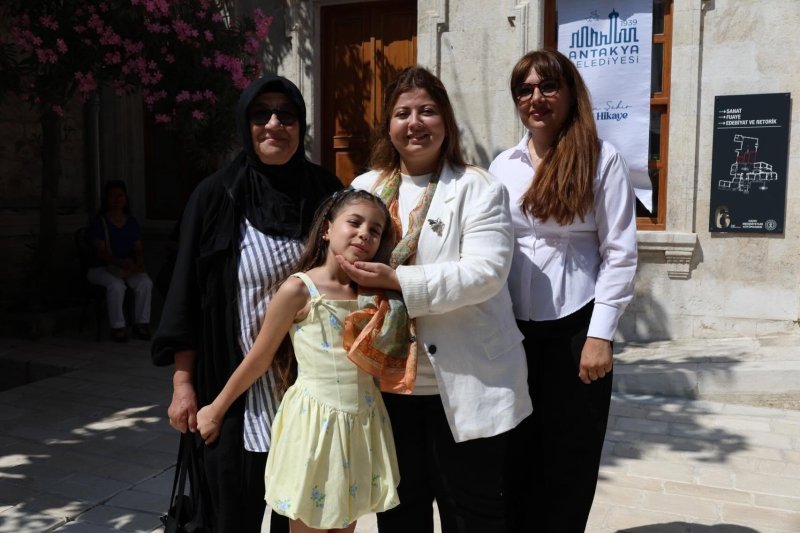 ASYA ALYANAK’IN RESİM SERGİSİ SANATSEVERLERLE BULUŞTU