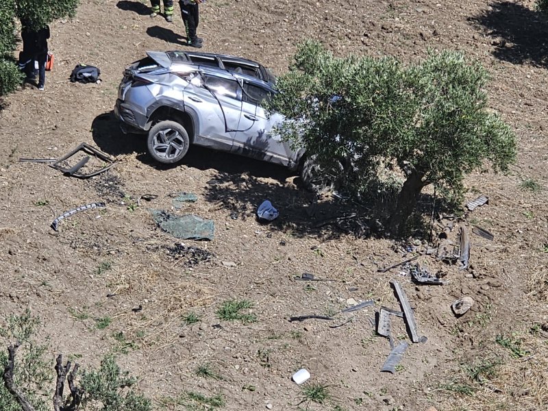 Kazada uçuruma yuvarlanan cip hurdaya döndü: 1 ölü