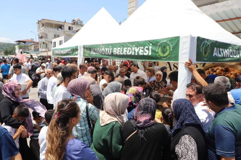 ALTINÖZÜ’NDE AŞURE İKRAMI GERÇEKLEŞTİRİLDİ