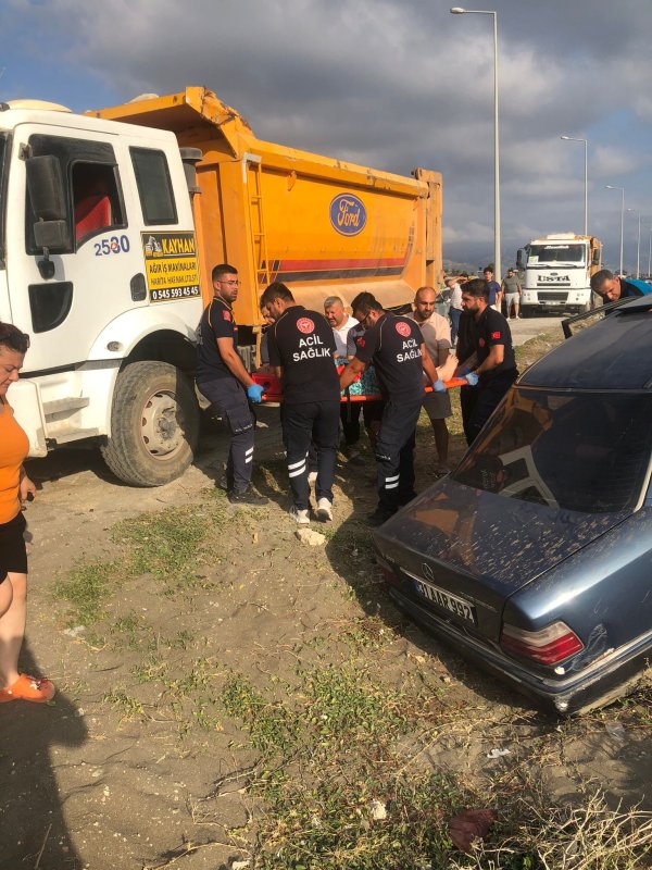 Park halindeki araca çarpıp kum tepesine saplandı